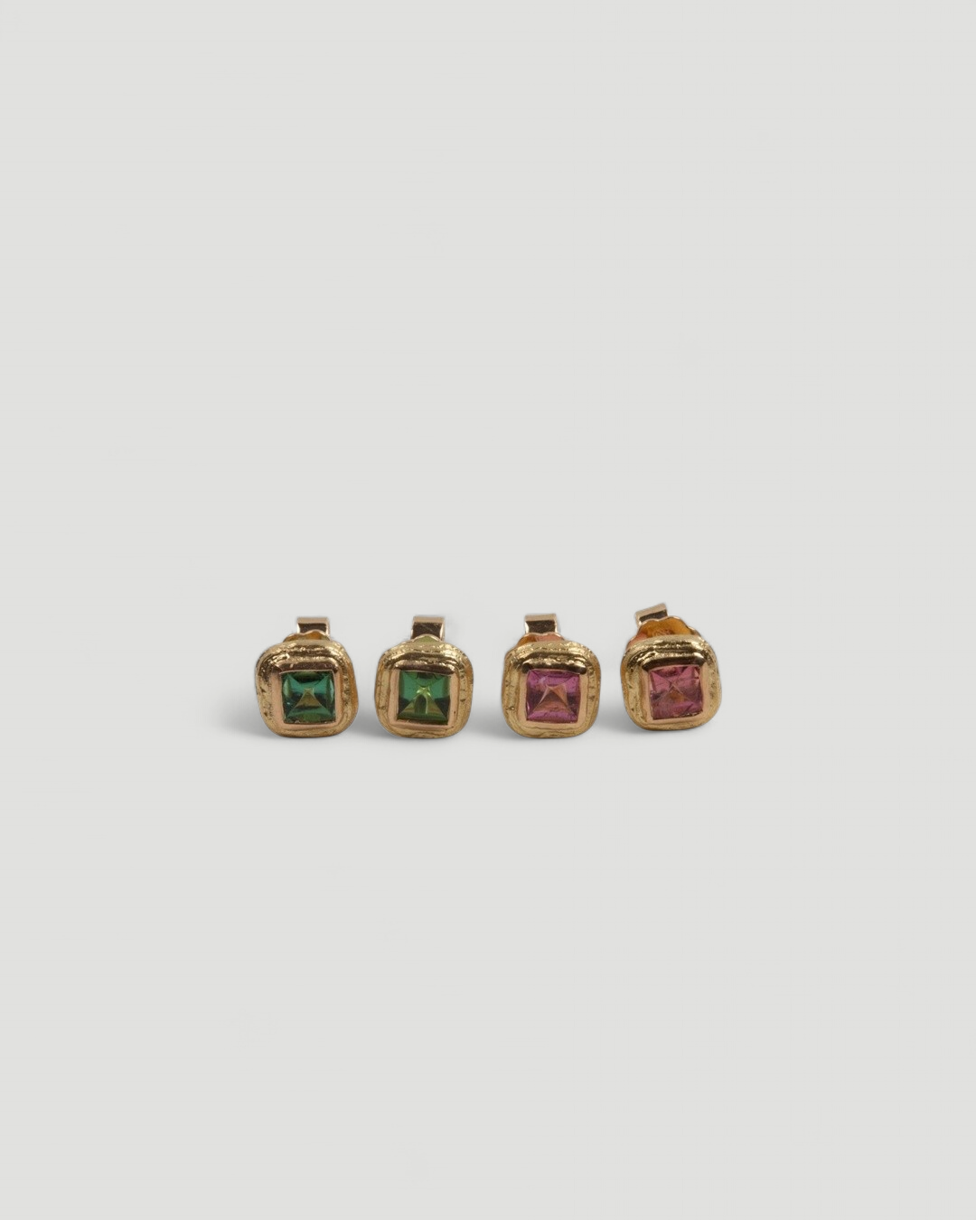 Quadratische Ohrstecker aus 750 Gold mit Edelsteinen - Goldschmiede Krack
