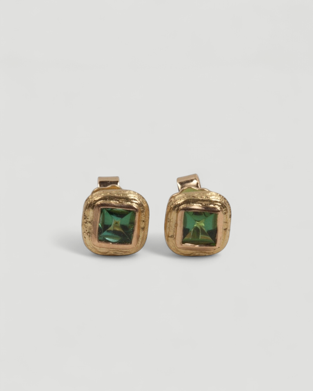 Quadratische Ohrstecker aus 750 Gold mit Edelsteinen - Goldschmiede Krack