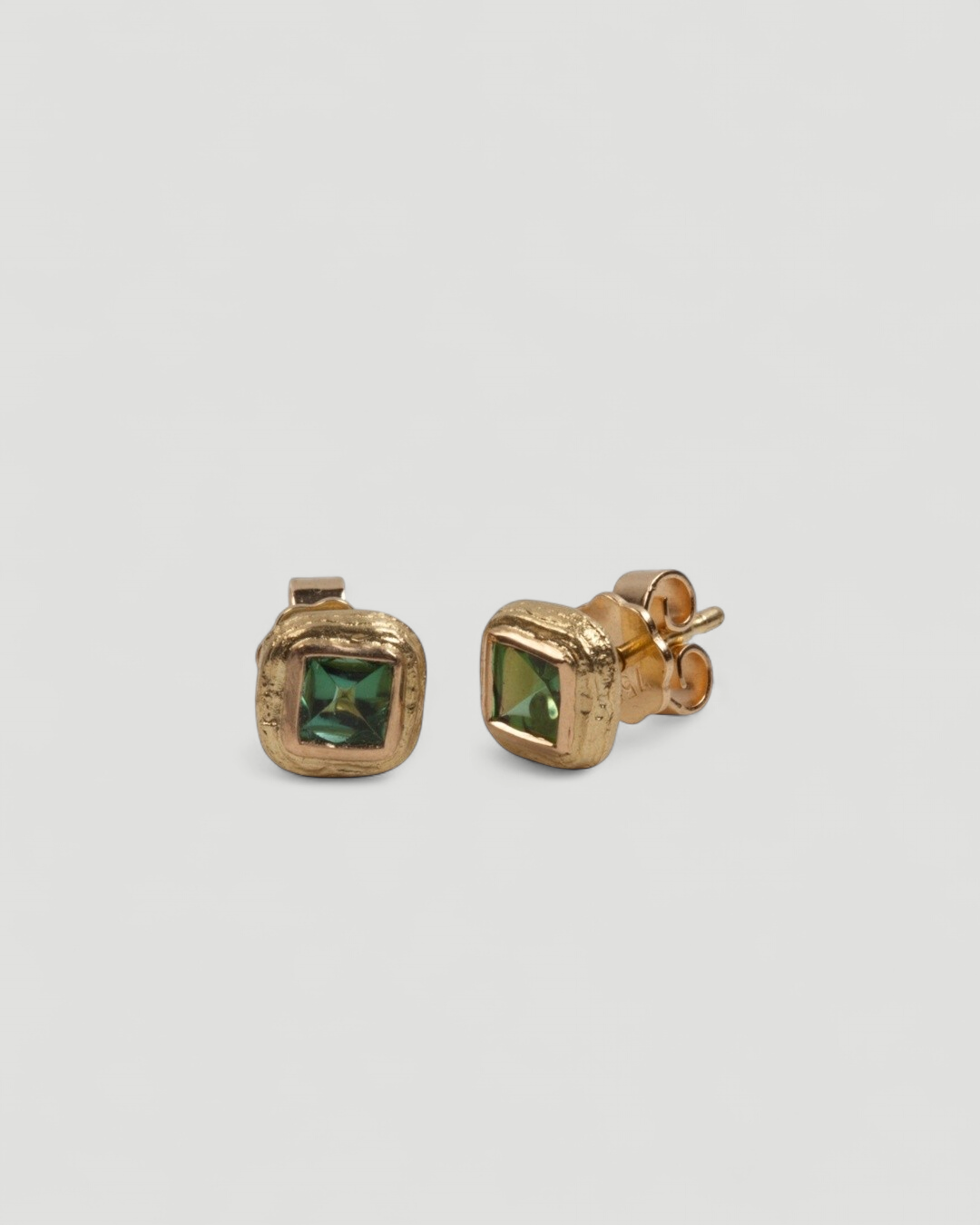 Quadratische Ohrstecker aus 750 Gold mit Edelsteinen - Goldschmiede Krack