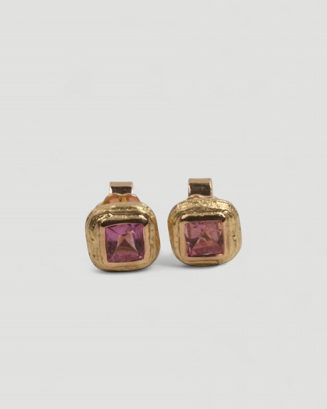 Quadratische Ohrstecker aus 750 Gold mit Edelsteinen - Goldschmiede Krack
