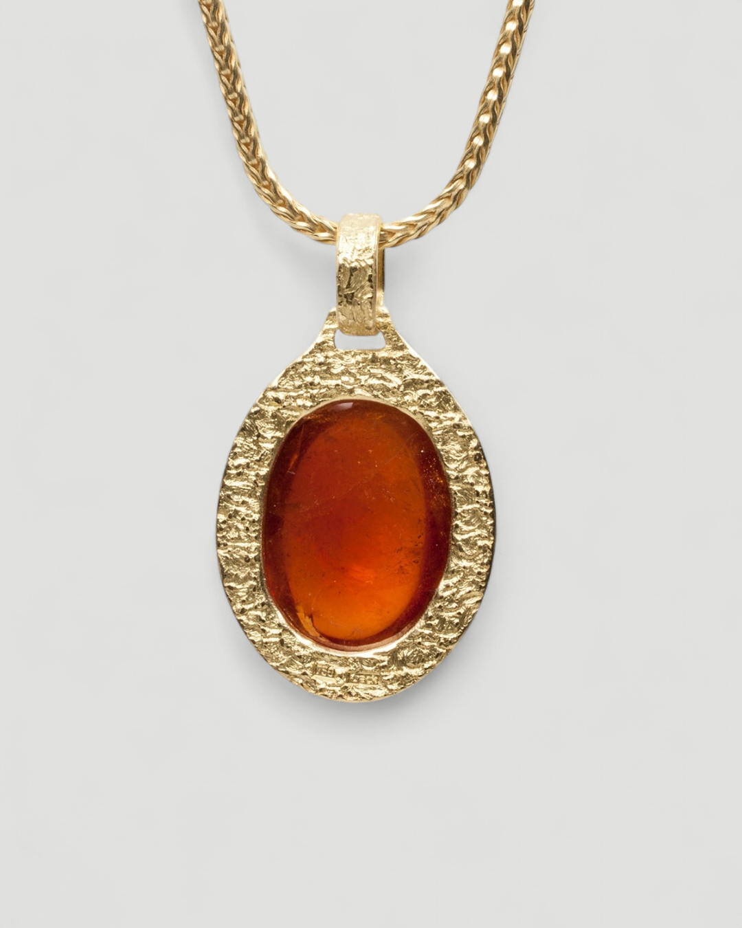 Großer 750 Goldanhänger mit leuchtendem Mandarin-Granat und passender 750 Goldkette - Goldschmiede Krack