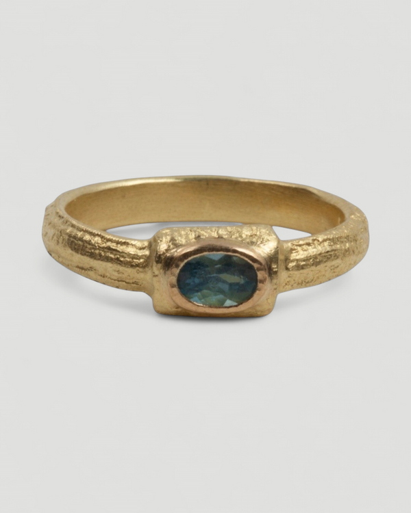 Zierlicher 750 Goldring mit blauem Aquamarin