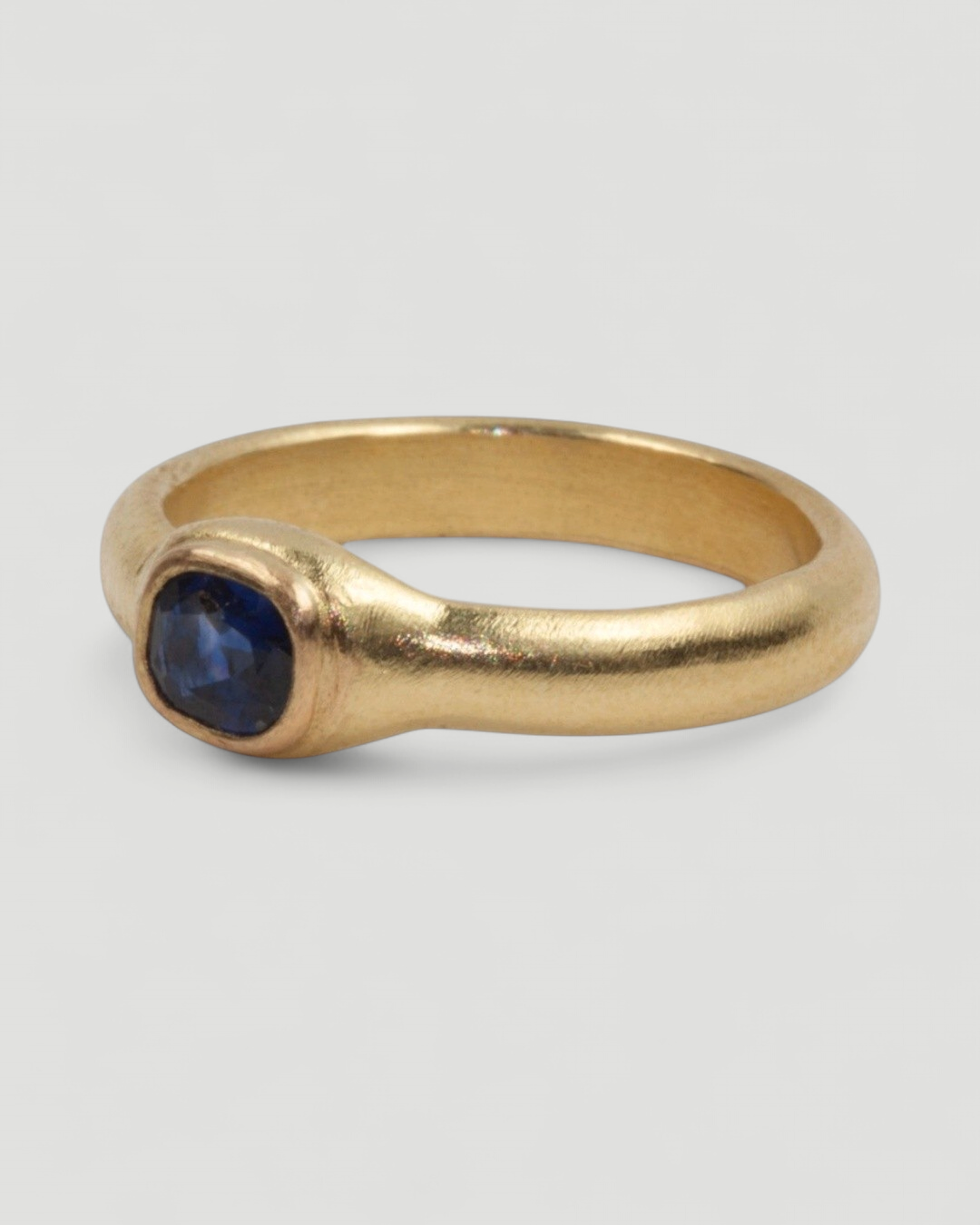 Matter 750 Goldring mit blauem Saphir - Goldschmiede Krack