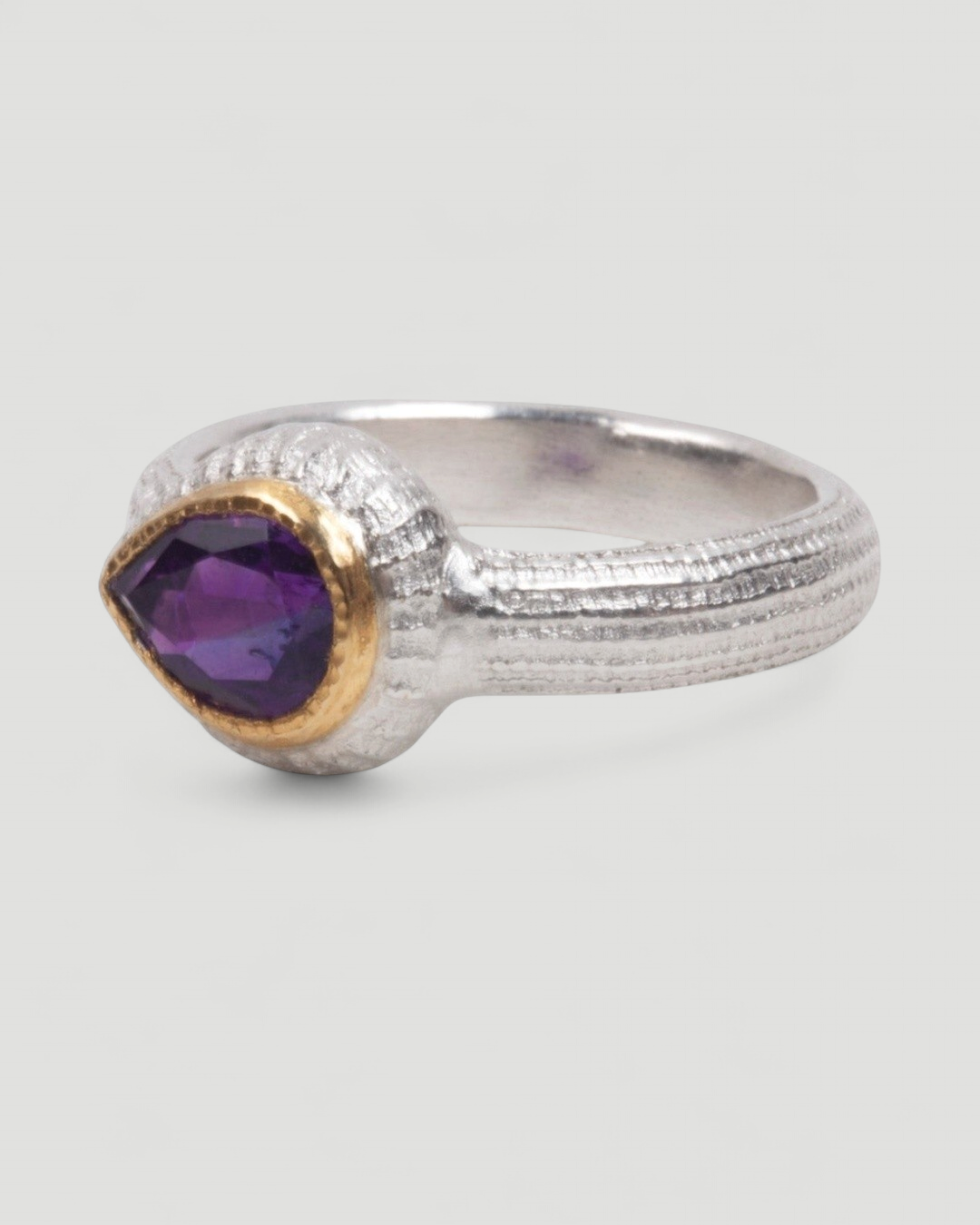 Zierlicher 925 Silberring mit lila Amethyst und Gold - Goldschmiede Krack