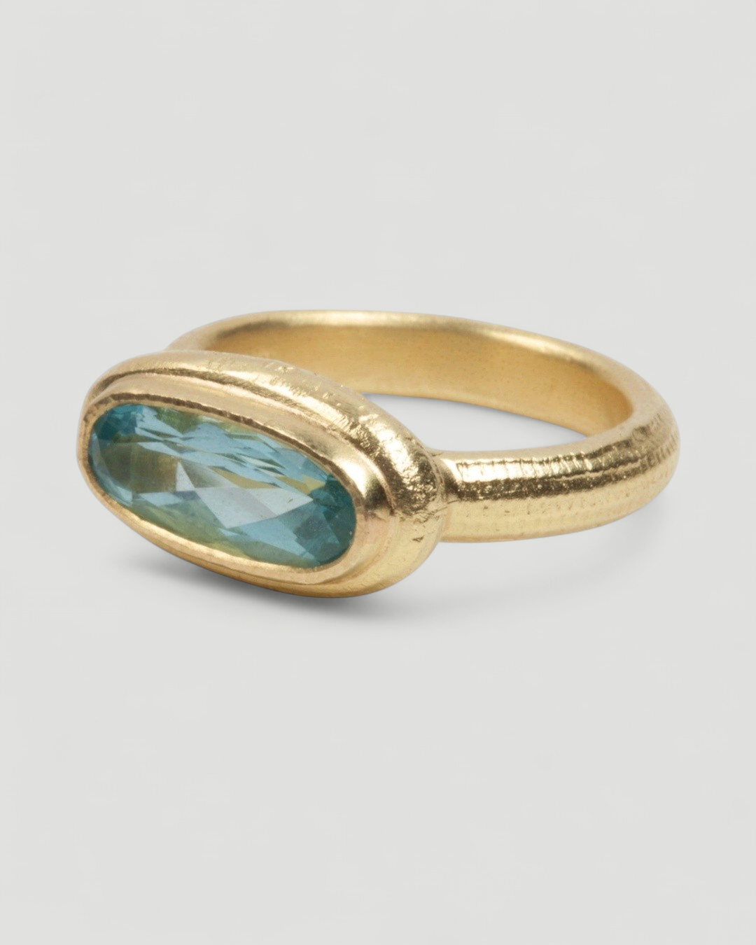 Eleganter 750 Goldring mit blauem Aquamarin - Goldschmiede Krack
