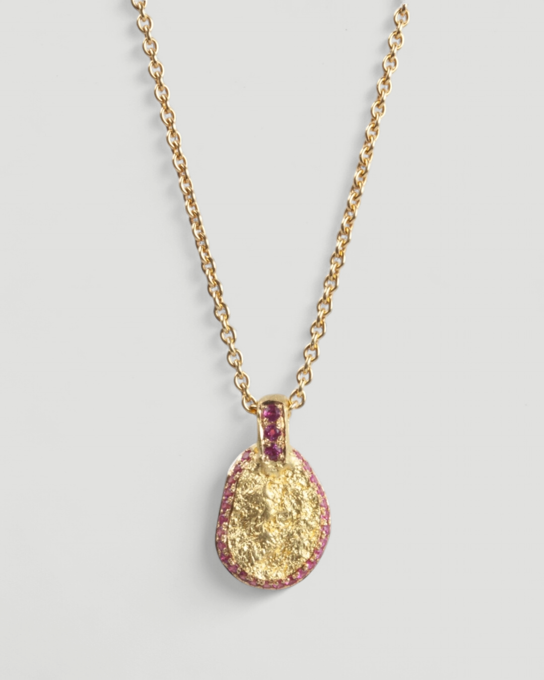 Anhänger mit Rubin und "Nugget" Struktur mit 750 Goldkette - Goldschmiede Krack