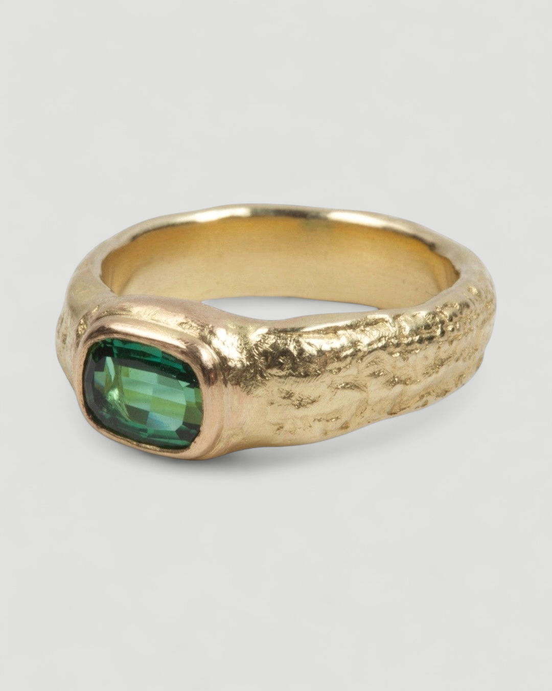 Strukturierter 750 Goldring mit grünem Turmalin (1,37 ct) - Goldschmiede Krack