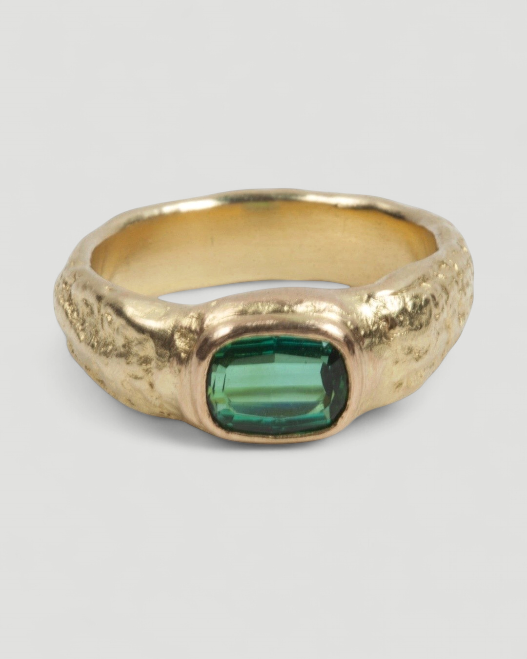 Strukturierter 750 Goldring mit grünem Turmalin (1,37 ct) - Goldschmiede Krack