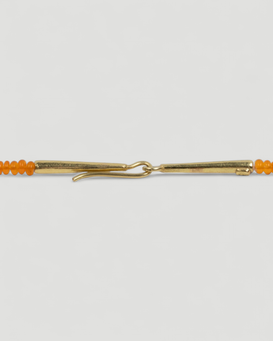 Edelsteinkette aus orangefarbenem Feueropal mit 750er Goldelementen und Hakenverschluss - Goldschmiede Krack