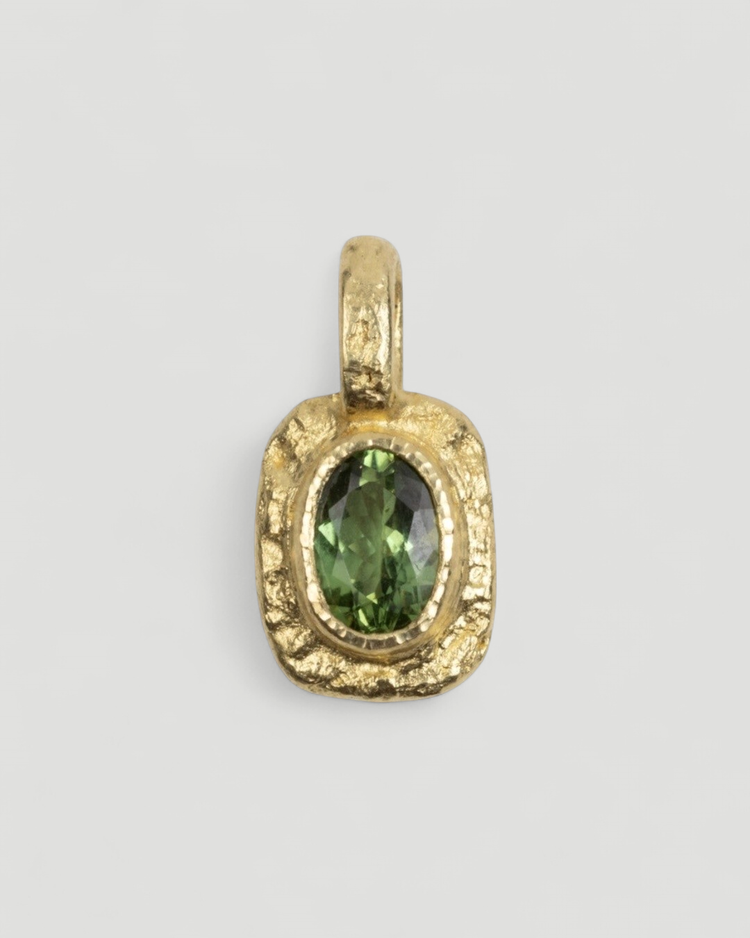 Organisch-eckiger 750 Goldanhänger mit grünem Tsavorit (0.75 ct) und 750 Goldkette - Goldschmiede Krack