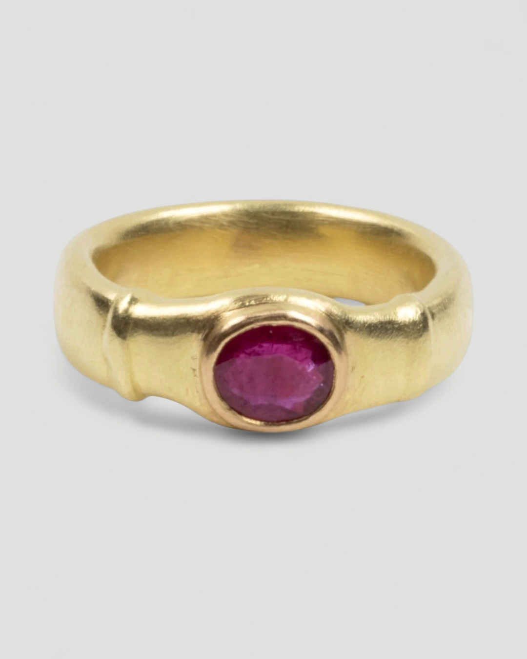 Matter 750 Goldring mit ovalem Rubin (1.08 ct) - Goldschmiede Krack