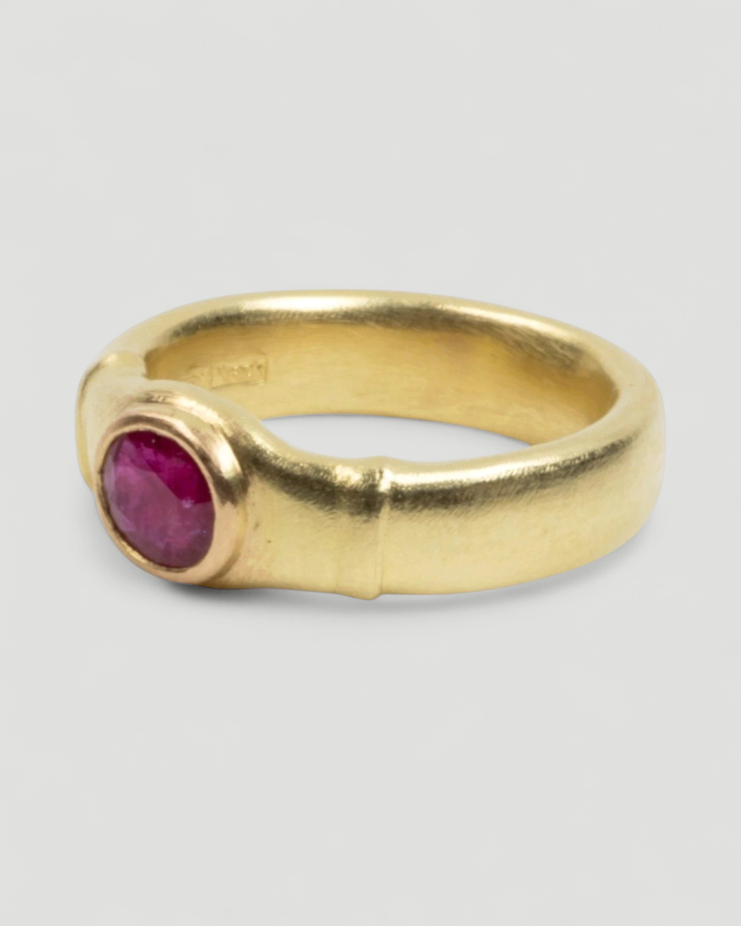 Matter 750 Goldring mit ovalem Rubin (1.08 ct) - Goldschmiede Krack