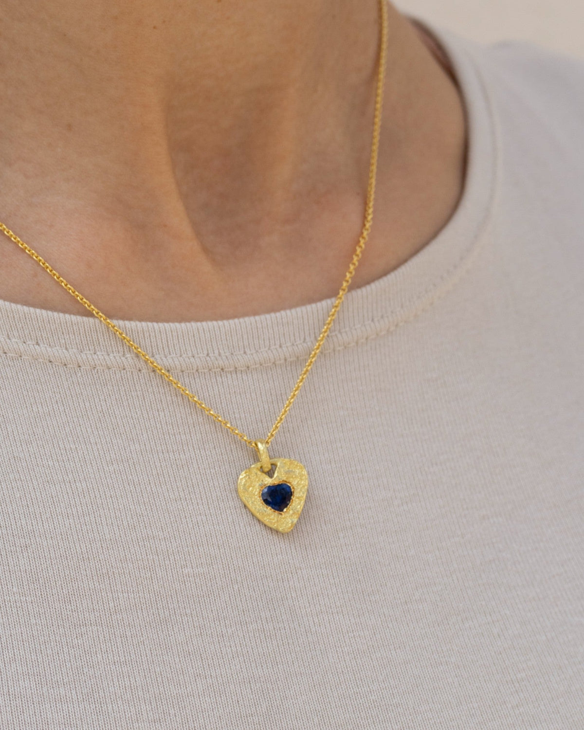 750 Gold-Herzanhänger mit blauem Saphir (0.81 ct) mit 750 Goldkette - Goldschmiede Krack