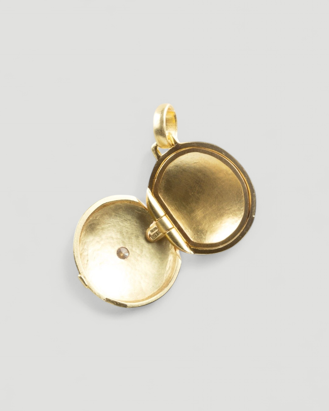 Klassisches 750 Goldmedaillon mit Brillant (0.30 ct) - Goldschmiede Krack