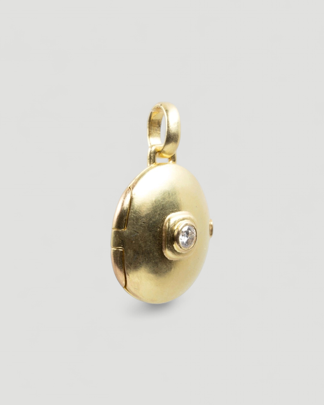 Klassisches 750 Goldmedaillon mit Brillant (0.30 ct) - Goldschmiede Krack