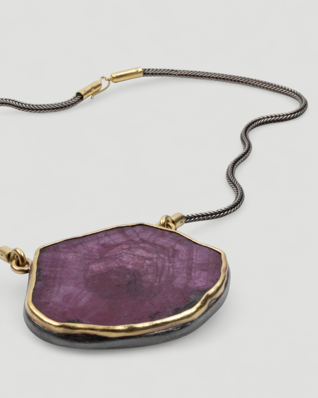 Anhänger mit Rubinscheibe (177 ct) in 999 Feingold und 925 Silber - Goldschmiede Krack