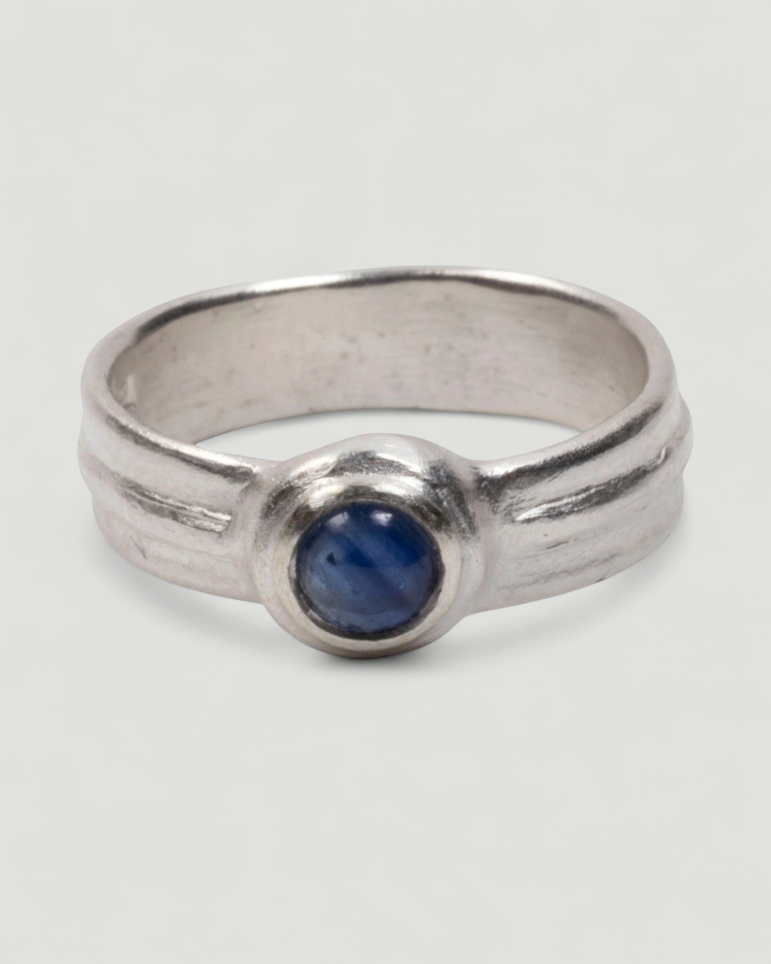 925 Silberring mit blauem Saphir-Cabochon (0,55 ct) - Goldschmiede Krack
