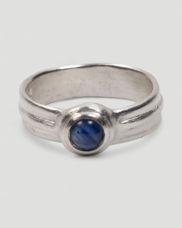 925 Silberring mit blauem Saphir-Cabochon (0,55 ct) - Goldschmiede Krack