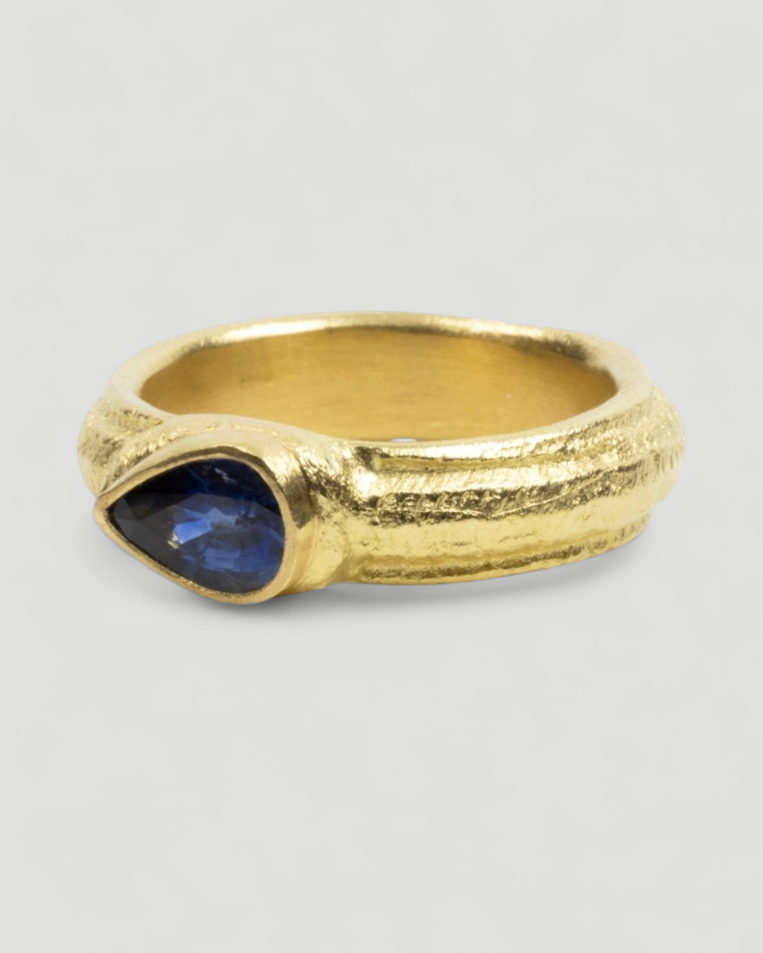Ring mit kornblumenblauem Saphir in Tropfenschliff (1,02 ct) in 750 Gold - Goldschmiede Krack