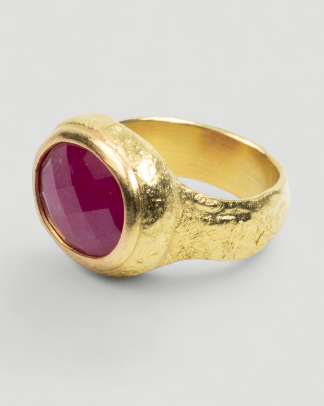 Wunderschöner 750 Goldring mit facettiertem Rubin (7.34 ct) - Unikat - Goldschmiede Krack