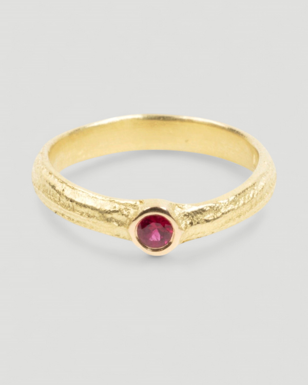 Filigraner 750 Goldring mit rotem Rubin (0.13 ct)