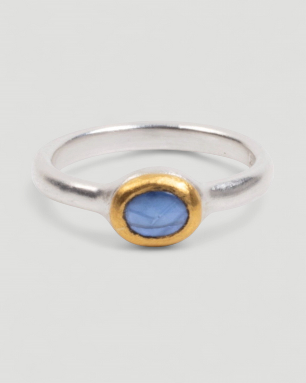 Zierlicher 925 Silberring mit blauem Saphir (0.90 ct) und Feingoldfassung - Goldschmiede Krack