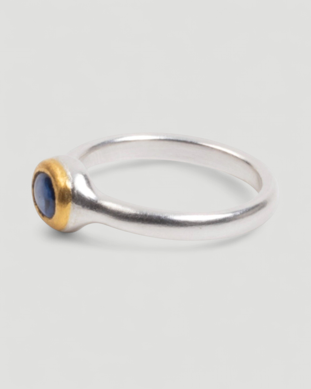 Zierlicher 925 Silberring mit blauem Saphir (0.90 ct) und Feingoldfassung - Goldschmiede Krack