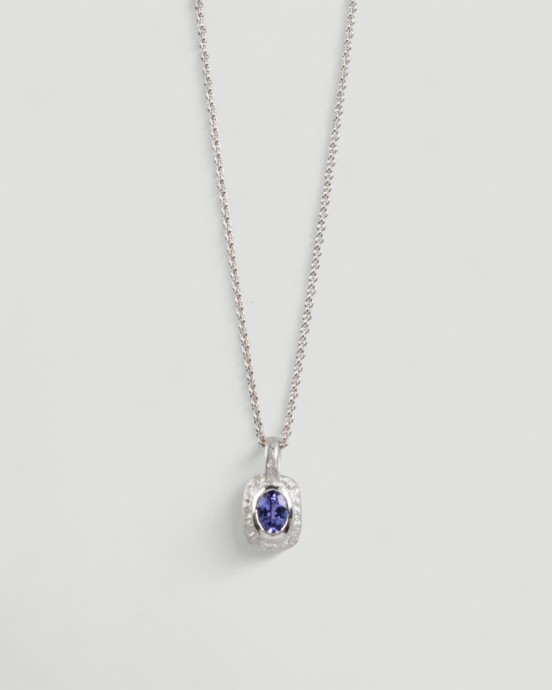 Organisch-eckiger 750 Weißgold-Anhänger mit violett-blauem Tansanit (0.83 ct) - Goldschmiede Krack