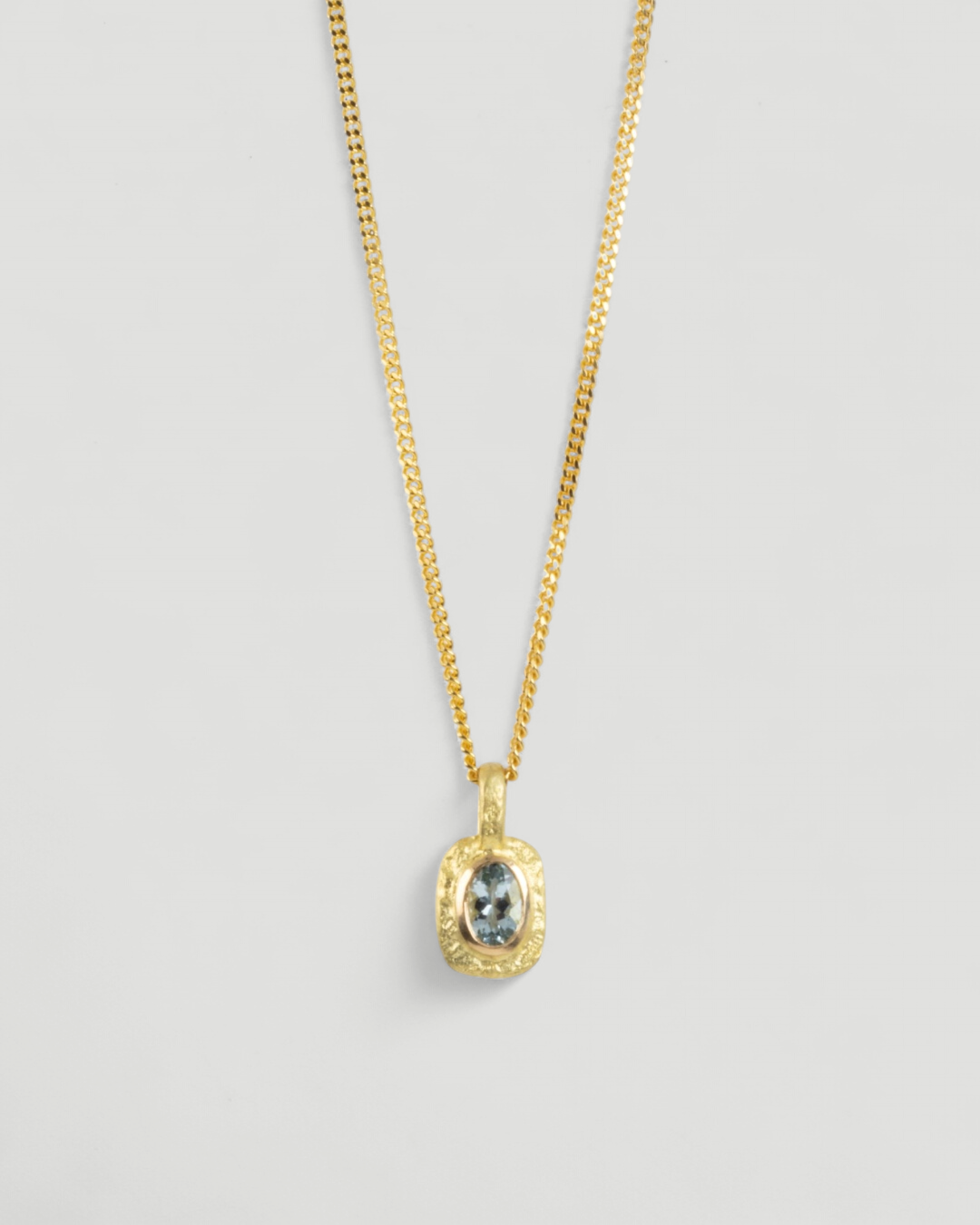 Organisch-eckiger 750 Goldanhänger mit blauem Aquamarin (0.71 ct) mit passender Goldkette - Goldschmiede Krack