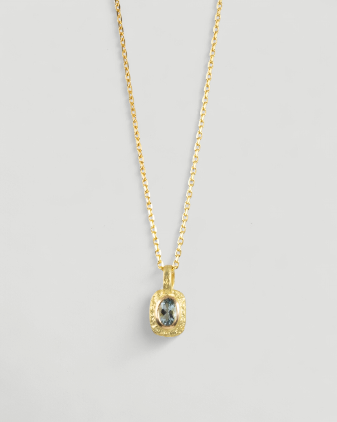 Organisch-eckiger 750 Goldanhänger mit blauem Aquamarin (0.71 ct) mit passender Goldkette - Goldschmiede Krack