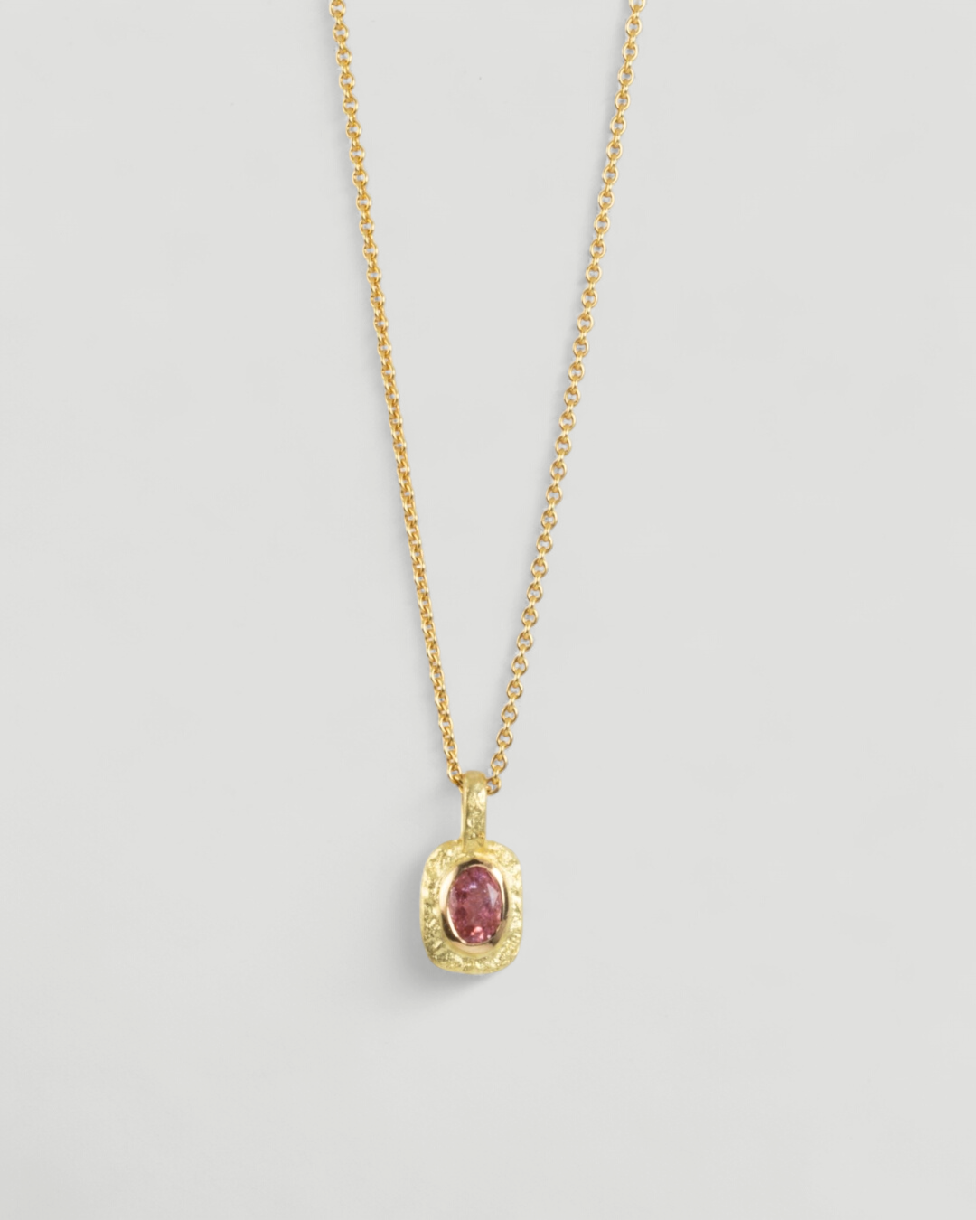 Organisch-eckiger 750 Goldanhänger mit pinkem Turmalin (0.91 ct) mit passender Goldkette - Goldschmiede Krack