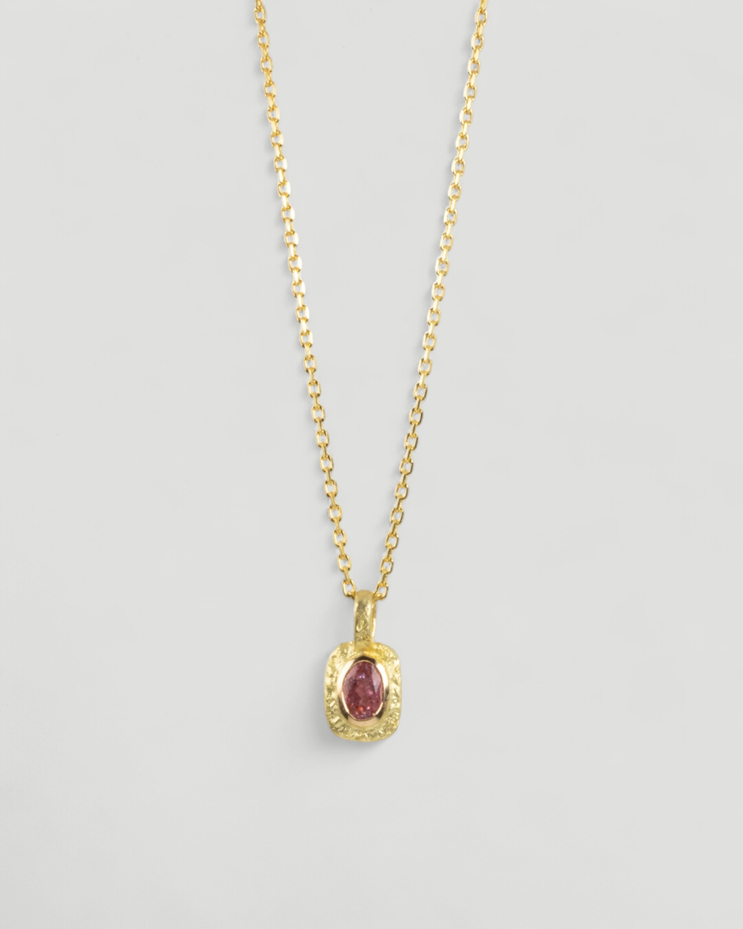 Organisch-eckiger 750 Goldanhänger mit pinkem Turmalin (0.91 ct) mit passender Goldkette - Goldschmiede Krack