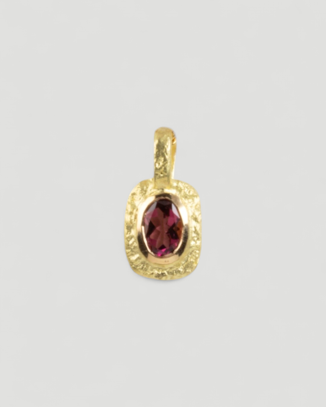 Organisch-eckiger 750 Goldanhänger mit rotem Turmalin (0.69 ct) mit passender Goldkette - Goldschmiede Krack