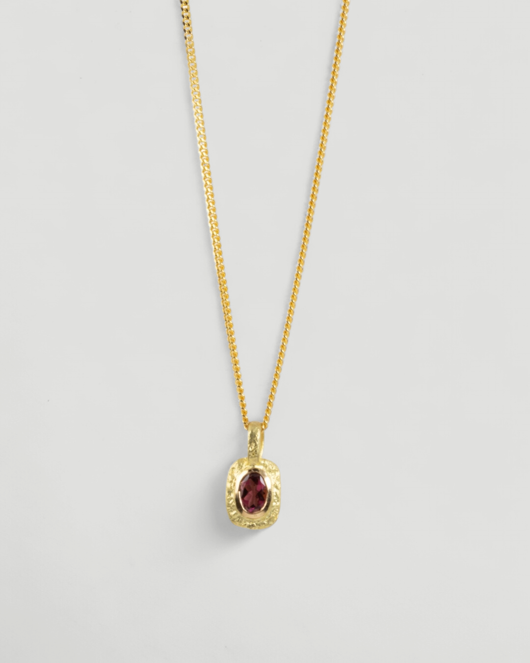 Organisch-eckiger 750 Goldanhänger mit rotem Turmalin (0.69 ct) mit passender Goldkette - Goldschmiede Krack