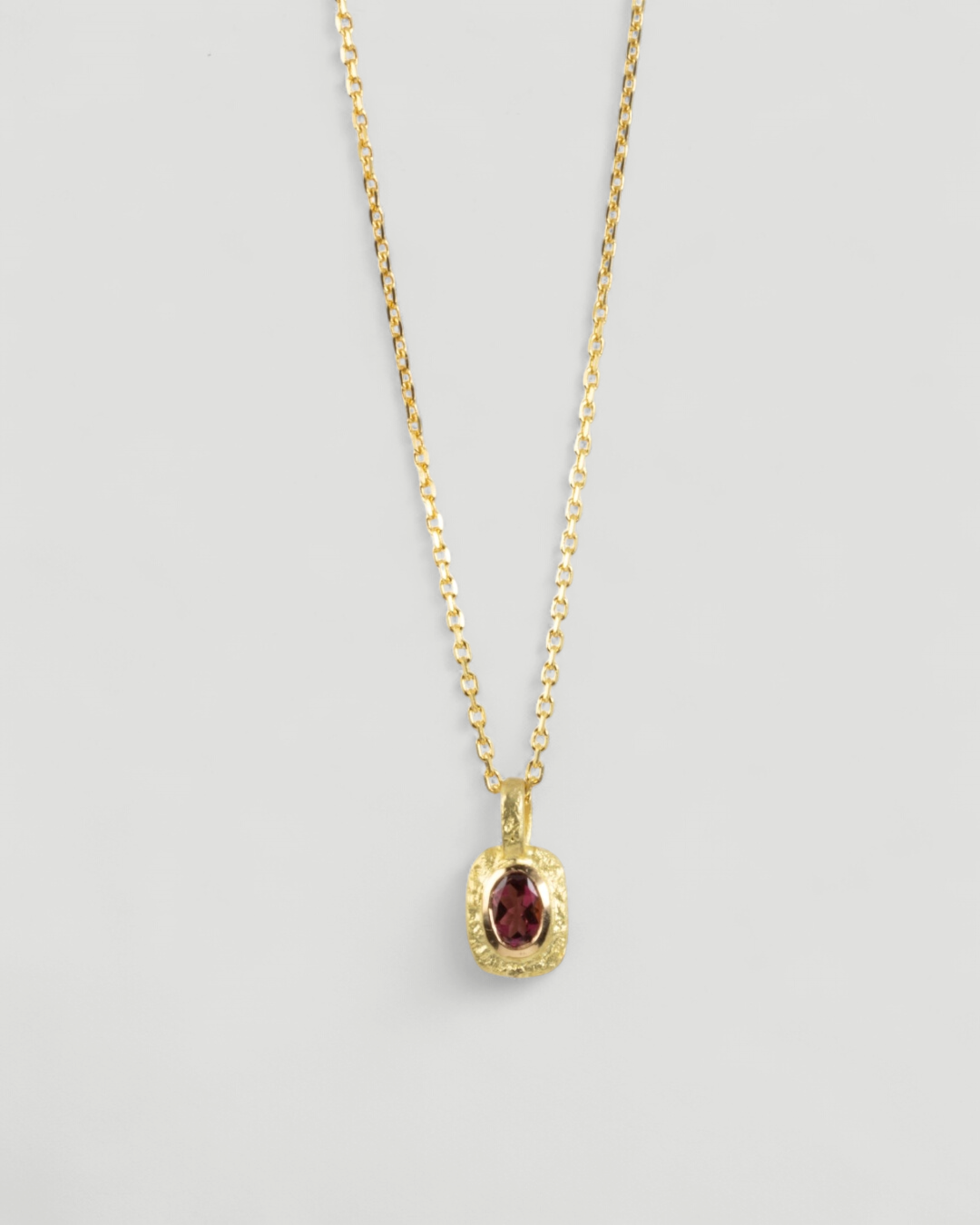 Organisch-eckiger 750 Goldanhänger mit rotem Turmalin (0.69 ct) mit passender Goldkette - Goldschmiede Krack
