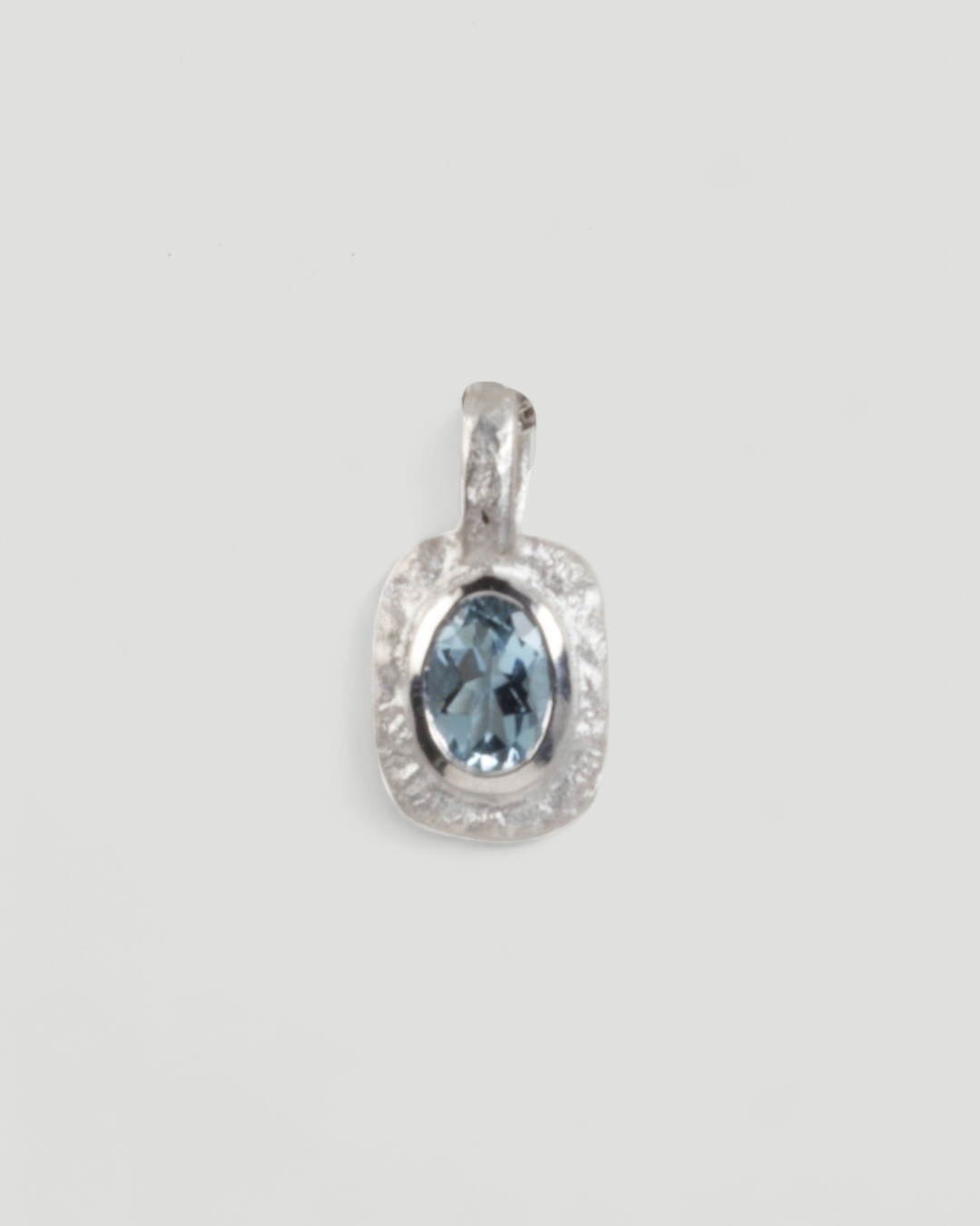 Organisch-eckiger 750 Weißgold-Anhänger mit blauem Aquamarin (0.72 ct) mit passender Goldkette - Goldschmiede Krack