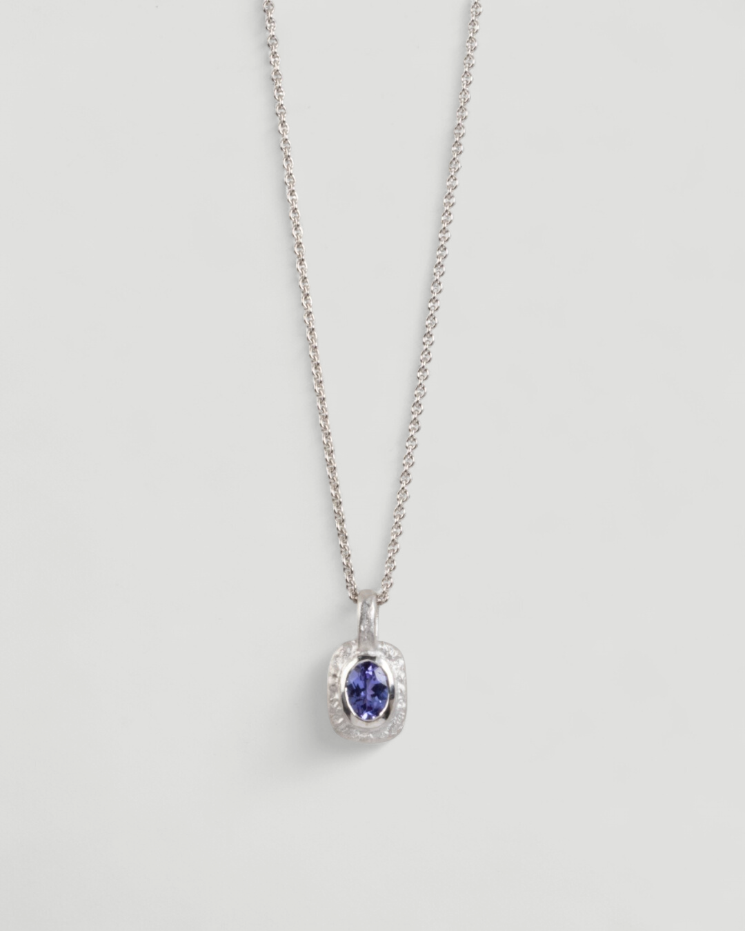 Organisch-eckiger 750 Weißgold-Anhänger mit violett-blauem Tansanit (0.83 ct) mit passender Goldkette - Goldschmiede Krack