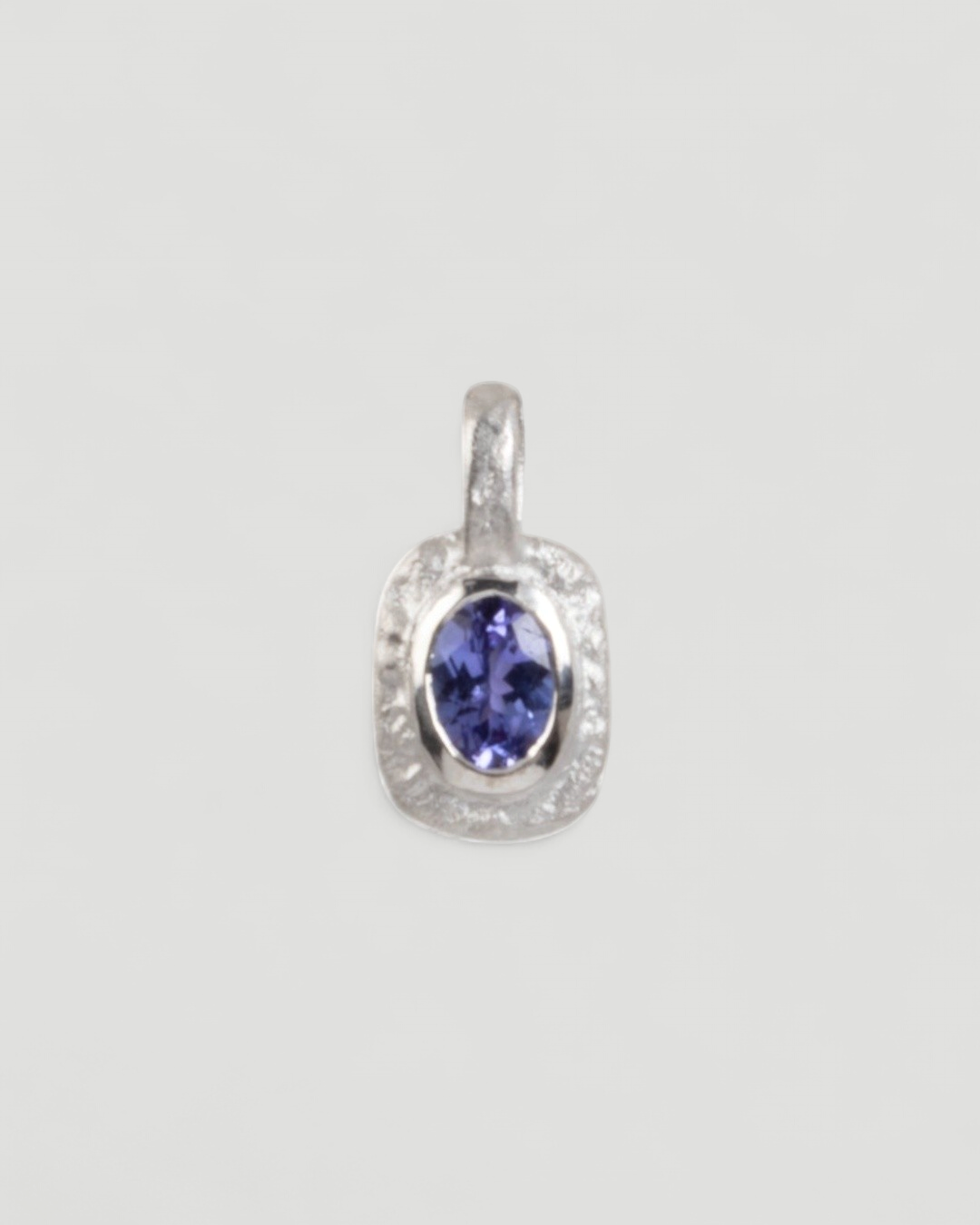 Organisch-eckiger 750 Weißgold-Anhänger mit violett-blauem Tansanit (0.83 ct) mit passender Goldkette - Goldschmiede Krack