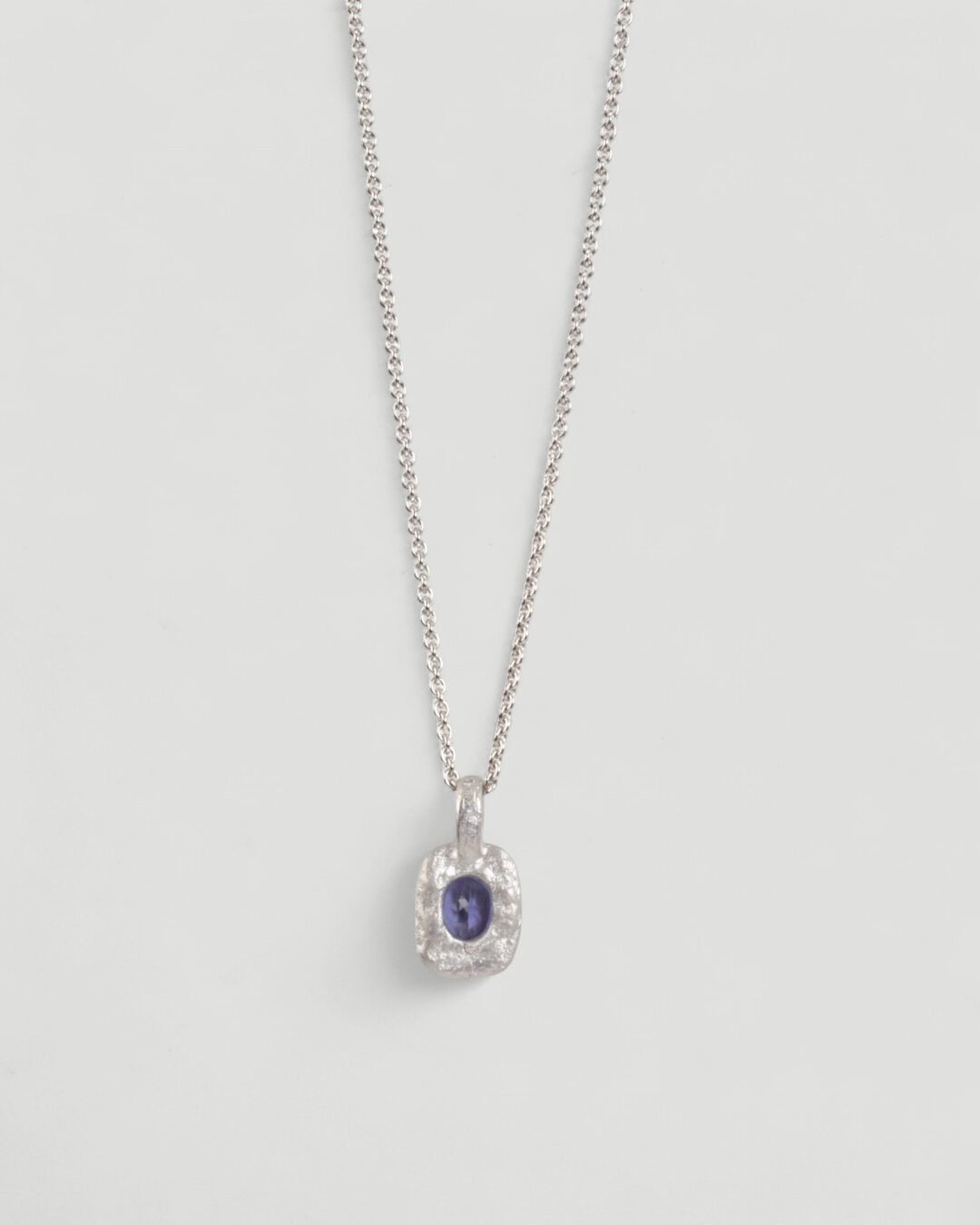 Organisch-eckiger 750 Weißgold-Anhänger mit violett-blauem Tansanit (0.83 ct) mit passender Goldkette - Goldschmiede Krack