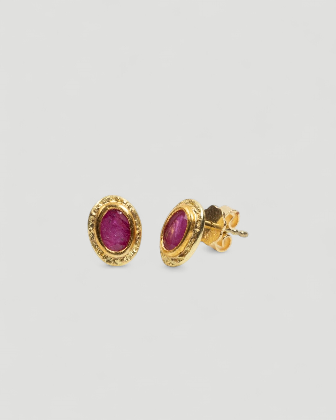 Kleine 750 Goldohrstecker "Nugget-Struktur" mit Rubin (0.86 ct) - Goldschmiede Krack