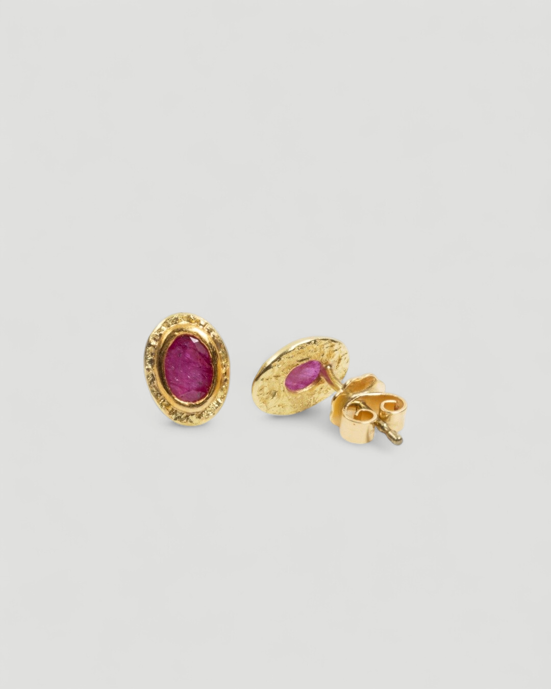 Kleine 750 Goldohrstecker "Nugget-Struktur" mit Rubin (0.86 ct) - Goldschmiede Krack