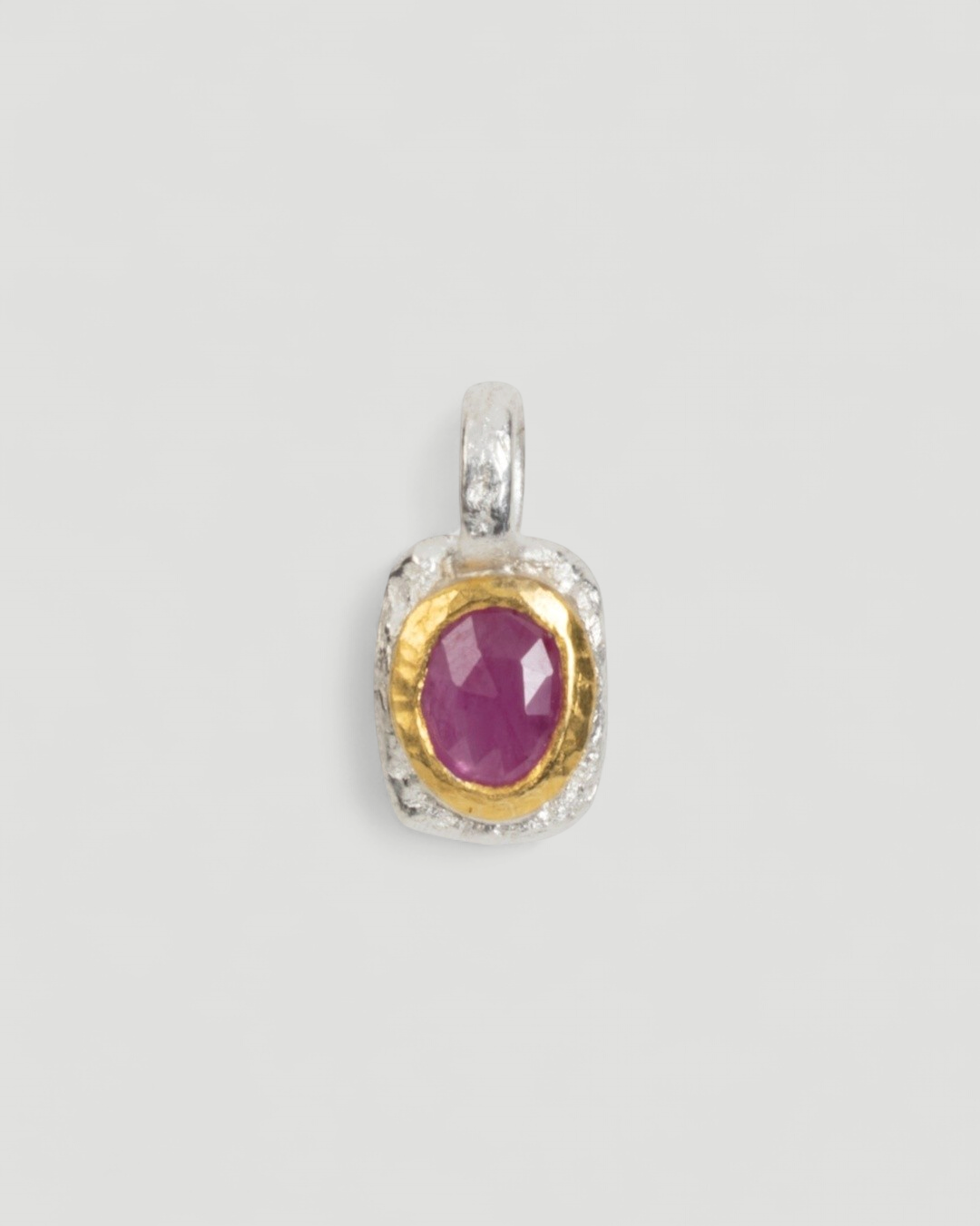 Bicolor organisch-eckiger 925 Silberanhänger mit pinken Rubin (0.80 ct) und 999 Feingold - Goldschmiede Krack