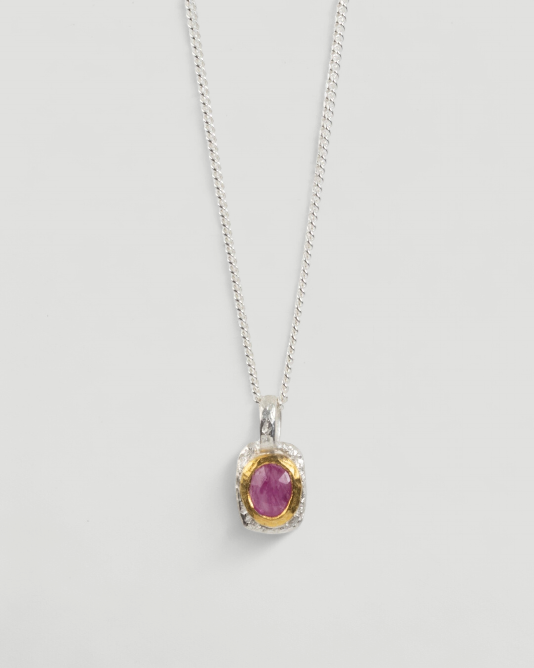 Bicolor organisch-eckiger 925 Silberanhänger mit pinken Rubin (0.80 ct) und 999 Feingold - Goldschmiede Krack