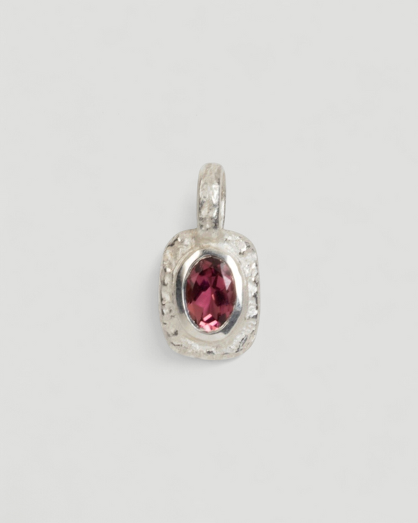 Organisch-eckiger Silberanhänger mit rötlichem Turmalin (0.74ct)