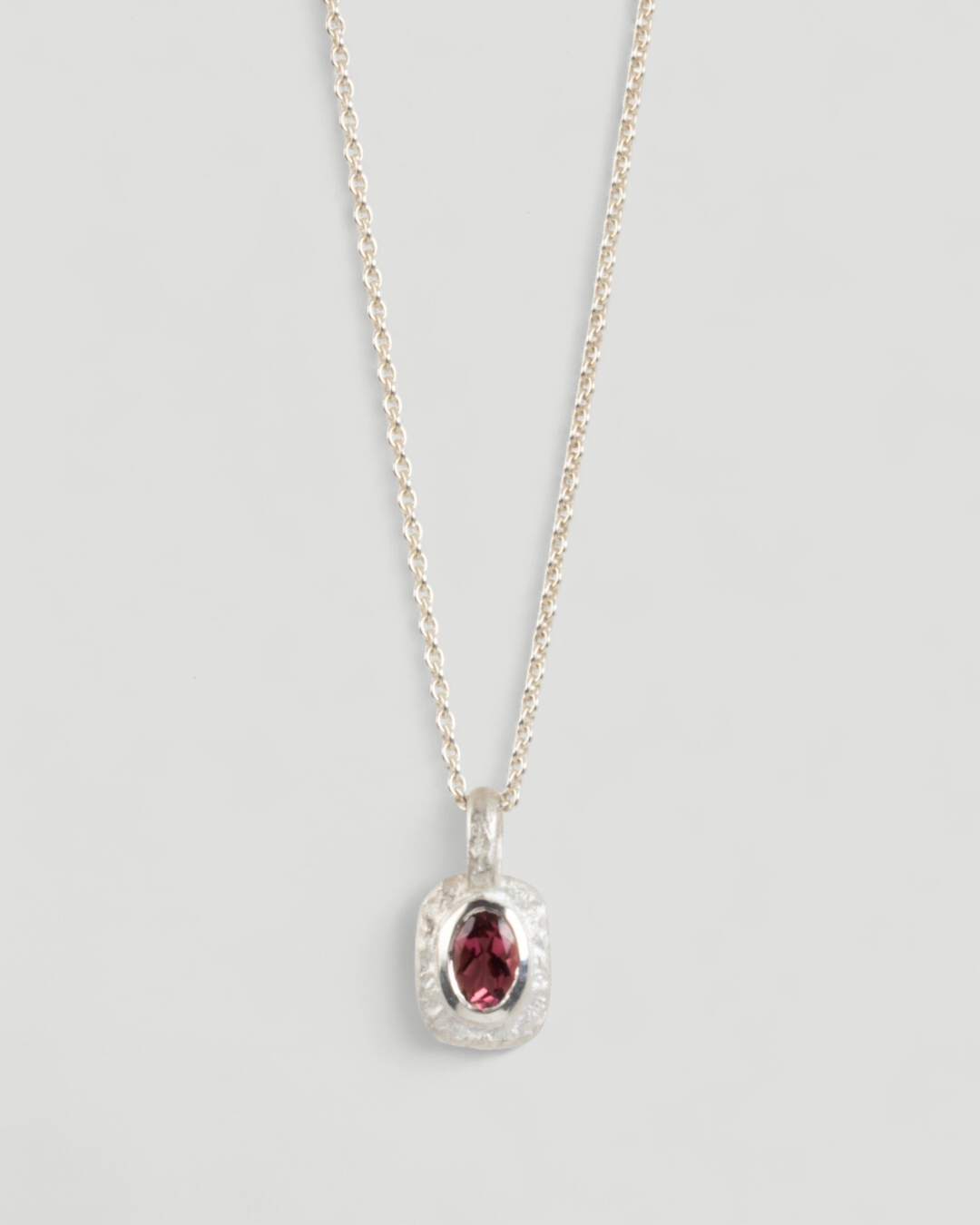 Organisch-eckiger Silberanhänger mit rötlichem Turmalin (0.74ct) - Goldschmiede Krack