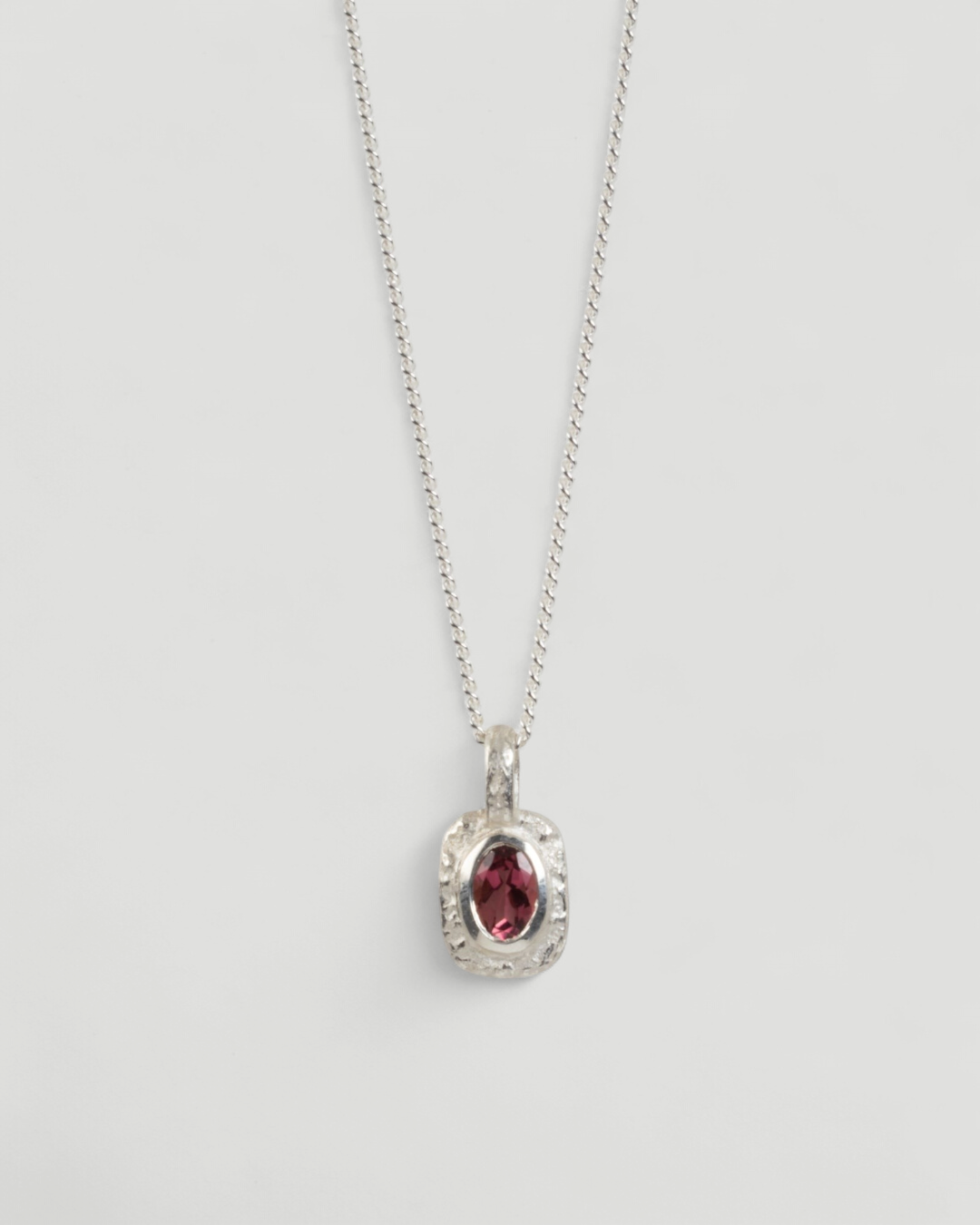 Organisch-eckiger Silberanhänger mit rötlichem Turmalin (0.74ct) - Goldschmiede Krack