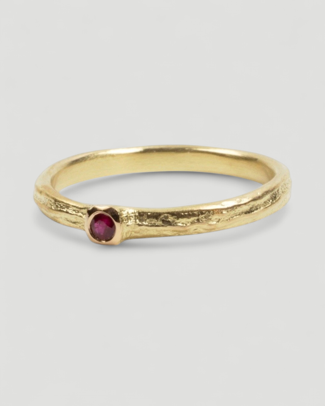 Bark 750 Gelbgold Ring mit rotem Rubin (0,06 ct) - Goldschmiede Krack