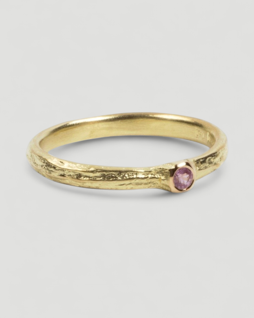 Bark 750 Gelbgold Ring mit pinkem Saphir (0,08 ct) - Goldschmiede Krack