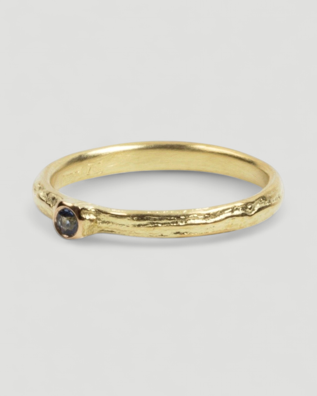 Bark 750 Gelbgold Ring mit blauem Saphir (0,06 ct) - Goldschmiede Krack