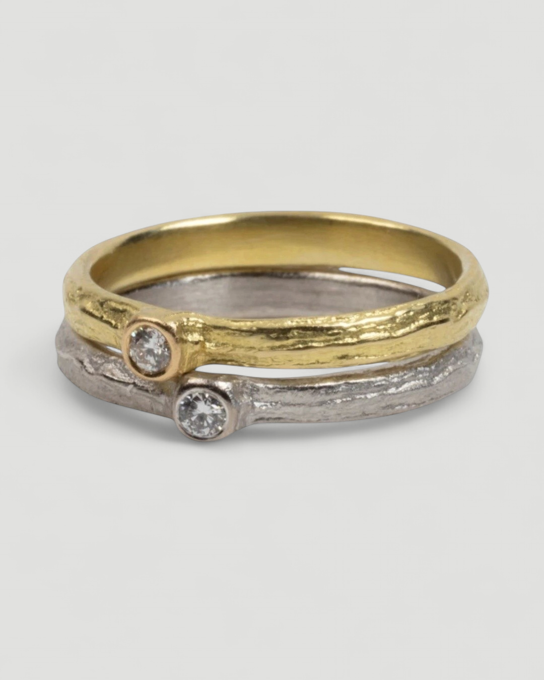 750 Gold Ringset Bark-Struktur mit LGD Brillanten - Gelbgold und Weißgold - Goldschmiede Krack
